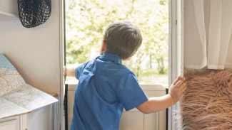 В Воронеже 5-летний мальчик выпал с балкона жилого дома