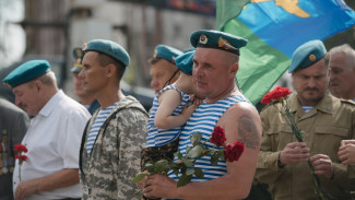 В Воронеже цветы в День ВДВ возложили к памятнику воинам-интернационалистам 