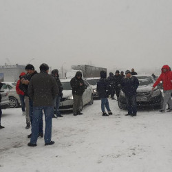 Недовольные ценами воронежские таксисты устроили забастовку в снегопад