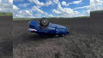 Kia перевернулась на дороге в Воронежской области: пострадали 2 женщины