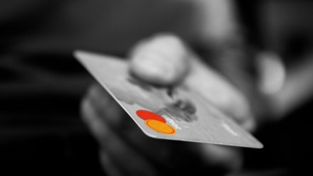 Житель Курска закупился в воронежской «Пятёрочке» на 10 тысяч с украденной карты