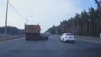 Водитель КамАЗа «отправил» иномарку в ДТП с другой машиной в Воронеже и скрылся