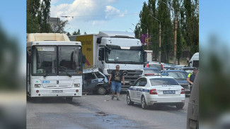 Маршрутка, легковушка и фура столкнулись на Левом берегу в Воронеже