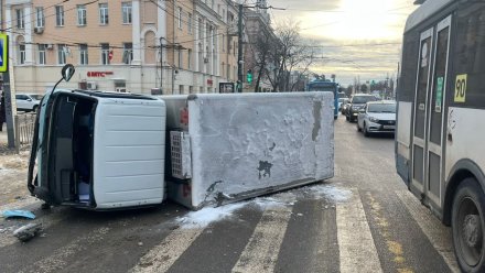 Появились подробности ДТП с перевернувшимся грузовиком в Воронеже