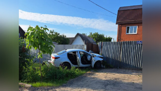 KIA после ДТП пробила забор частного дома в Воронеже: пострадали двое 