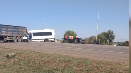 Появились фото последствий ДТП с микроавтобусом под Воронежем