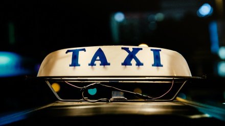 Власти потребовали дезинфицировать воронежские такси после каждой поездки