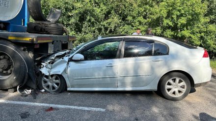 Два пассажира Renault пострадали в ДТП с фурой в Воронежской области