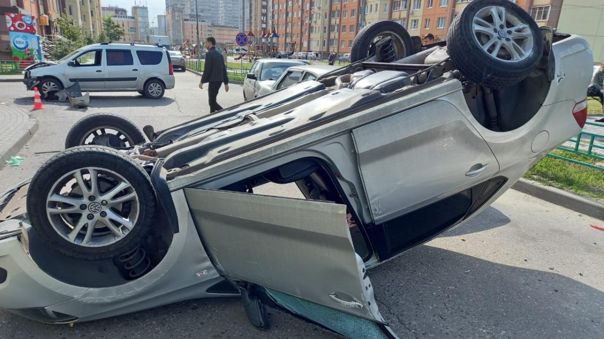 В ДТП с перевернувшейся в воронежском дворе иномаркой пострадал ребёнок –  Новости Воронежа и Воронежской области – Вести Воронеж