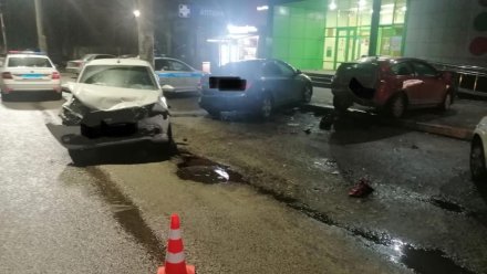 В Воронеже водитель «Лады» устроил массовое ДТП с пострадавшей на парковке у «Пятёрочки»