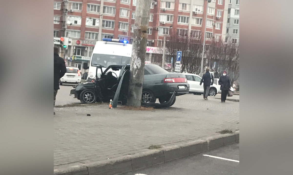 В Воронеже автомобилист у популярного ТЦ влетел в столб: появились фото –  Новости Воронежа и Воронежской области – Вести Воронеж