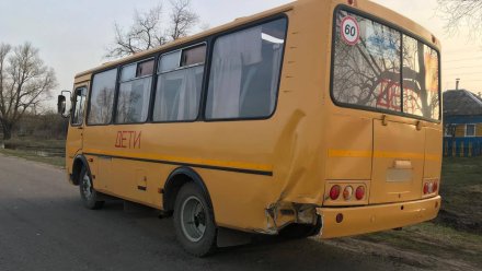 В Воронежской области водитель Audi врезался в школьный автобус и сбежал