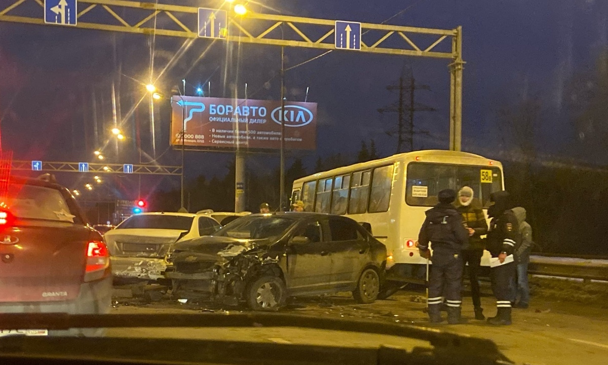 Авария с тремя машинами и маршруткой создала пробку на Антонова-Овсеенко в  Воронеже – Новости Воронежа и Воронежской области – Вести Воронеж