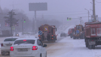 Коммунальщики рассказали, как борются с накрывшим Воронеж снегопадом