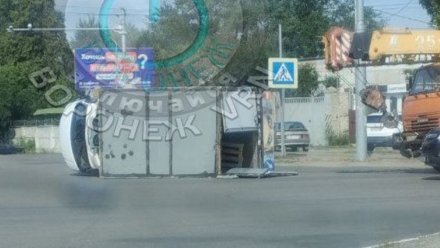 В Воронеже улица Солнечная встала в пробке из-за ДТП с перевёрнутым грузовиком