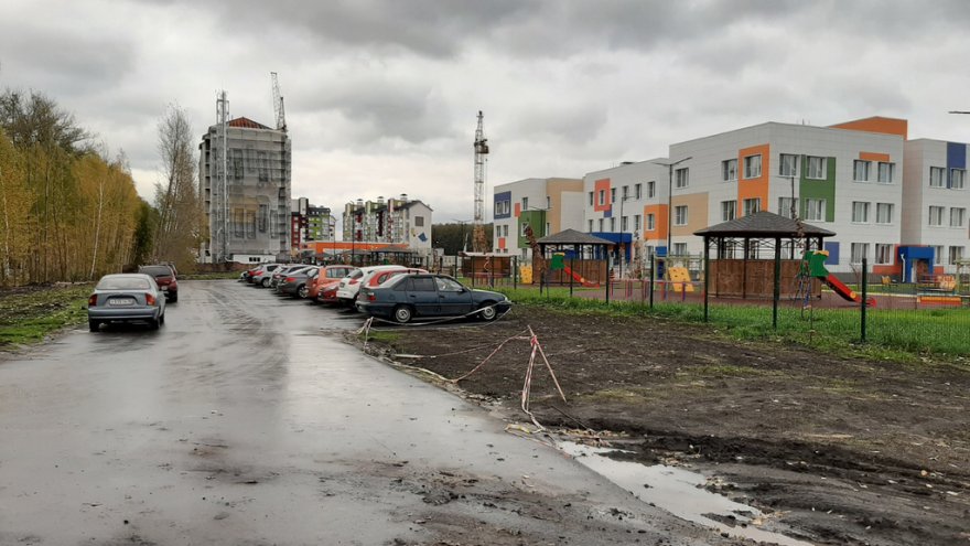 «Пять минут по обочине оживлённой трассы». Детский сад под Воронежем остался без тротуара