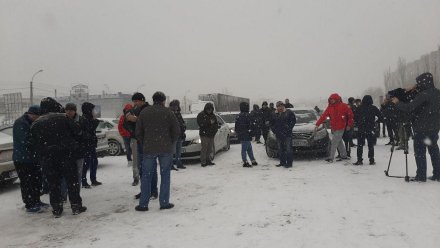 Недовольные ценами воронежские таксисты устроили забастовку в снегопад