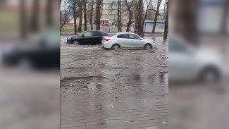 В Воронеже из-за дождей затопило улицу Космонавтов