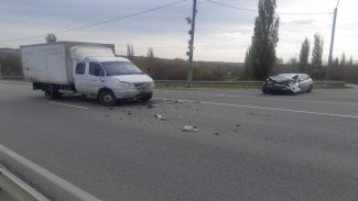 Женщина пострадала при лобовом столкновении машин на трассе в Воронежской области  