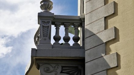 В центре Воронежа с фасада сталинки обрушился балкон