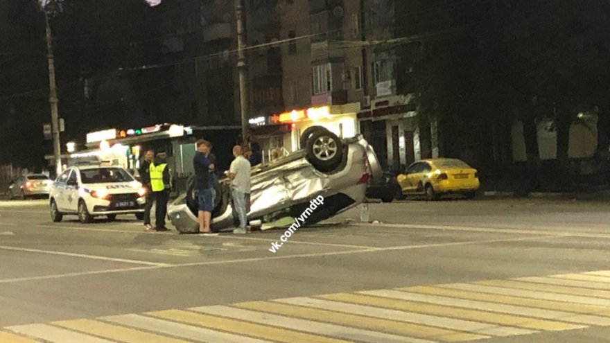 В Воронеже кроссовер опрокинулся после ДТП с Maserati