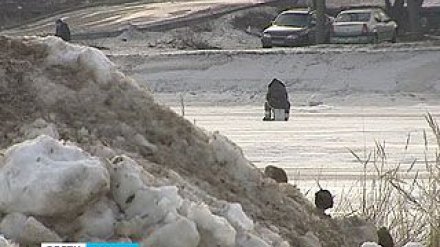 Горы грязного снега с городских улиц выгрузили в центре Воронежского водохранилища