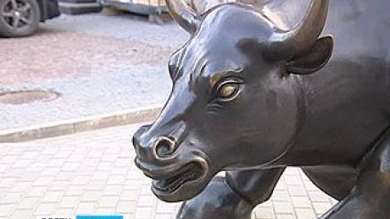 Скульптуру быка убрали с Карла Маркса при помощи крана