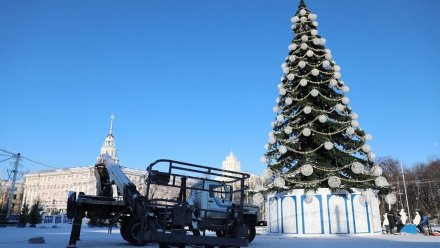 На площади Ленина в Воронеже начали разбирать новогодние украшения