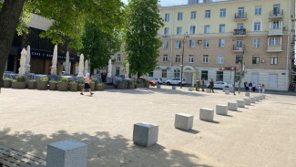 Советскую площадь в Воронеже защитили от незаконной парковки каменными кубами
