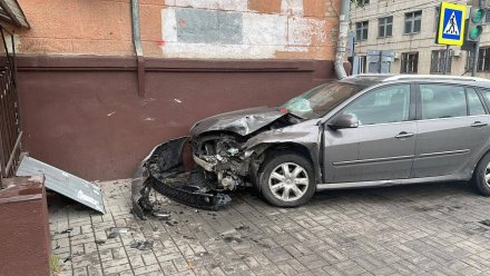В центре Воронежа иномарка врезалась в жилой дом