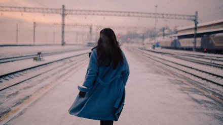 Сбежавшую из Тайги 15-летнюю школьницу сняли с поезда по пути в Воронеж