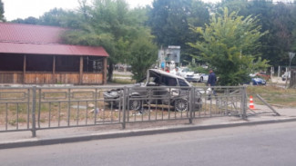 В Воронеже легковушка снесла ограждение у детской больницы