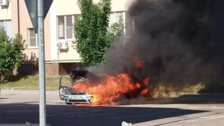 Ford Focus сгорел дотла на парковке в Ямном