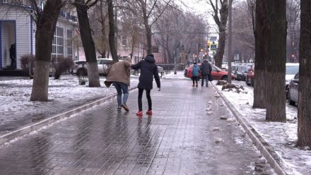 Жёлтый уровень погодной опасности объявили в Воронежской области из-за гололёда