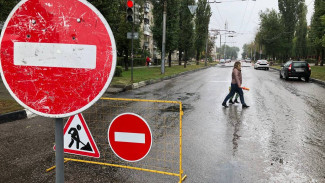 Движение на участке улицы в центре Воронежа перекрыли из-за наклонившейся опоры