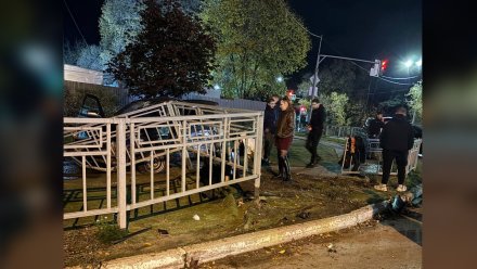 Две легковушки протаранили забор в воронежских «‎Озерках»