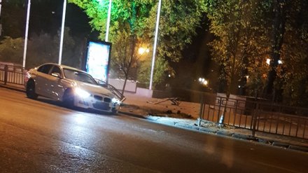 В Воронеже иномарка снесла дорожное ограждение на площади Ленина