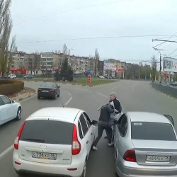 Появилось видео драки водителей на Остужевском кольце в Воронеже