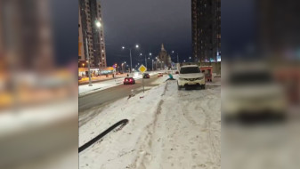 В Воронеже дети начали скатываться с горки на проезжую часть