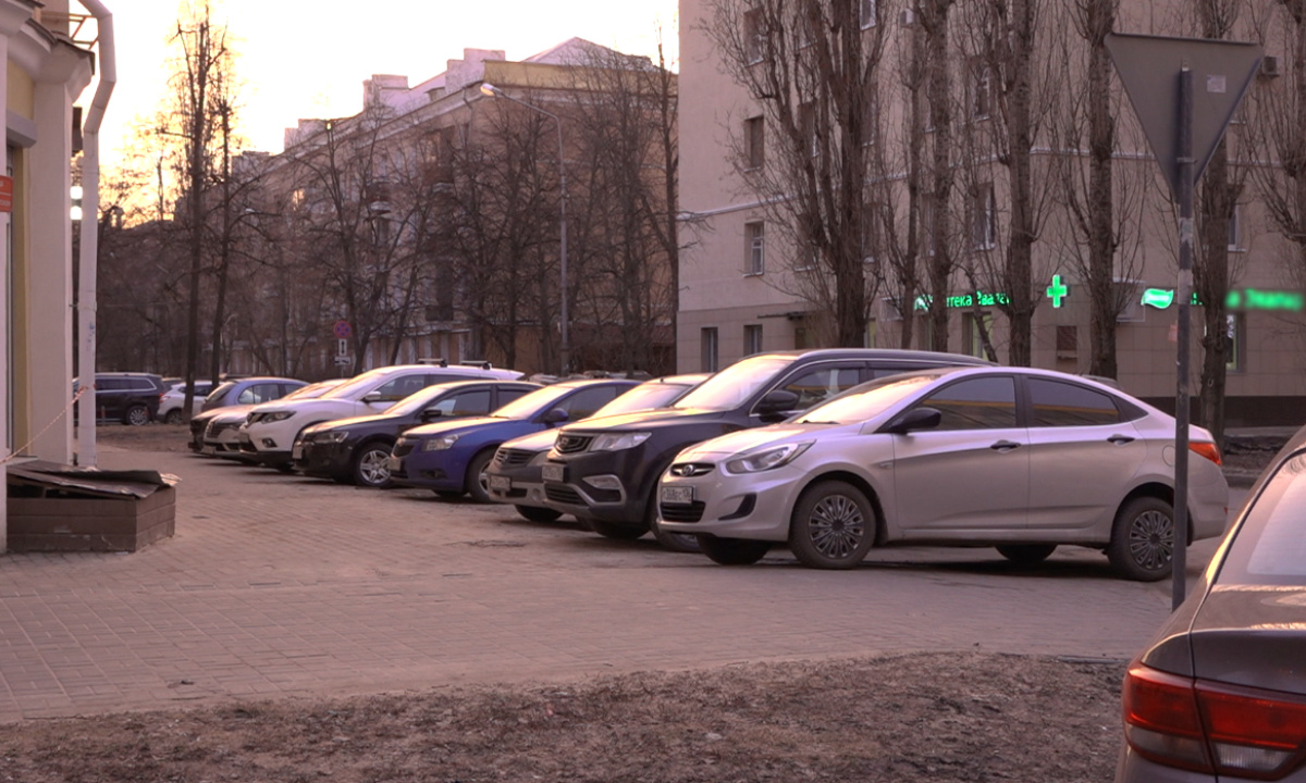 На газонах и тротуарах. Воронежцев возмутила парковка посетителей  спортивного комплекса – Новости Воронежа и Воронежской области – Вести  Воронеж