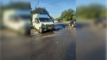 В Воронеже два человека попали в больницу после столкновения скорой и ВАЗ-2115