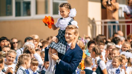 В нововоронежские школы в общегородской День знаний пошли 3,3 тыс. учеников