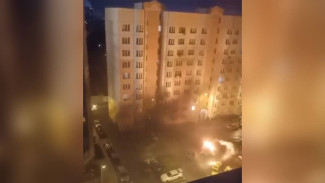 Появилось видео полыхающих на парковке иномарок в Воронеже