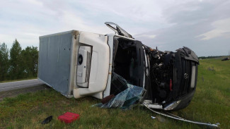 В Воронежской области легковушка столкнулась с грузовиком: оба водителя пострадали