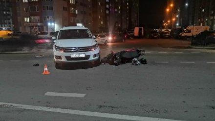 Двое подростков на скутере пострадали после столкновения с кроссовером