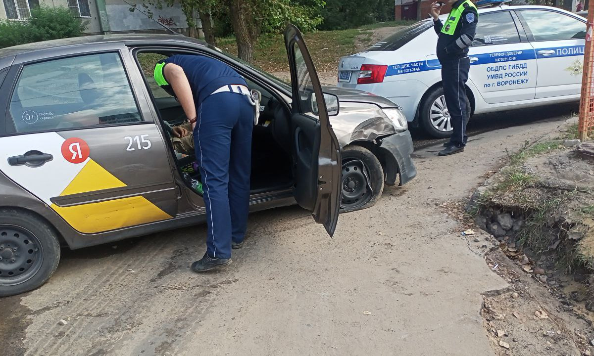 В Воронеже врезавшийся в дерево водитель «‎Яндекс.Go» отказался от теста на  наркотики – Новости Воронежа и Воронежской области – Вести Воронеж