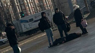 Воронежцы окружили лежащего на парковке ТЦ мужчину