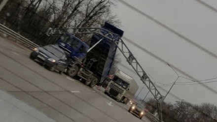 В Воронеже грузовик зацепился кузовом за опору для дорожных знаков