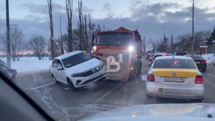 Коммунальная машина столкнулась с легковушкой на набережной в Воронеже 