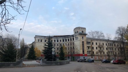 В Воронеже выставили на торги разрушающийся памятник сталинского ампира на Депутатской